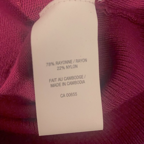 🩷REITMANS🩷Plum V-neck Zipper cardigan in medium. Zipper pockets on the front. - Picture 10 of 11